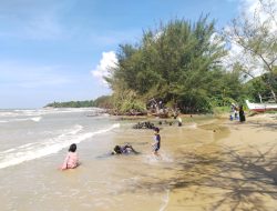 Pantai Badur, Wisata Unik Kombinasi Pantai dan Sungai Air Tawar Jernih dalam Satu Landscap Indah