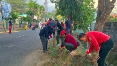 DLH Sumenep Pimpin Jumat Bersih, Fokus Bersihkan Sekolah dan GOR