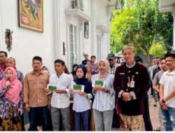 40 Mahasiswa Sumenep Terima Beasiswa dari Dana Pokir Nia Kurnia Fauzi