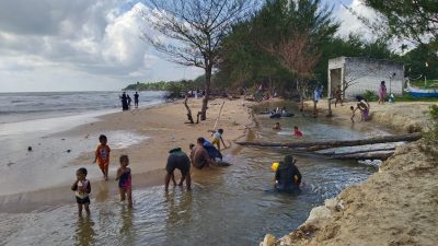 Weekand, Pantai Air Tawar Badur Dibanjiri Wisatawan